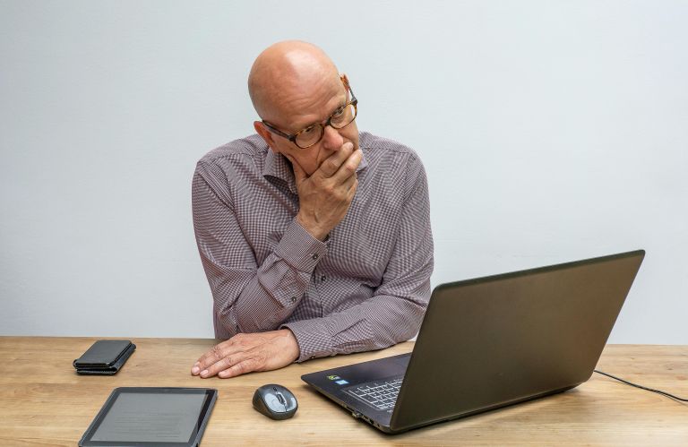 razmišljanje pri računalniku