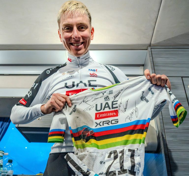 tadej pogacar strgan dres.jpg