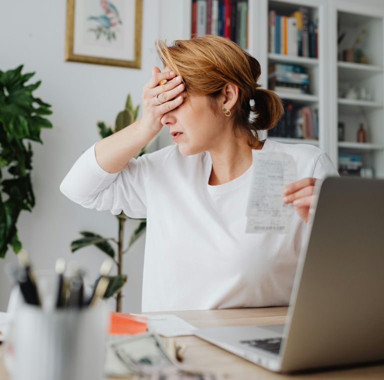 ženska noče pogledati računa