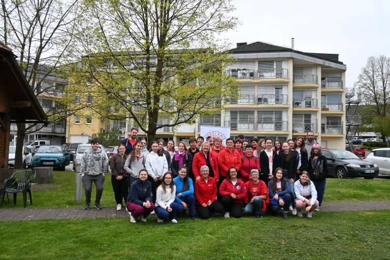 Skupinska fotografija prostovoljcev v DSO-ju.JPG