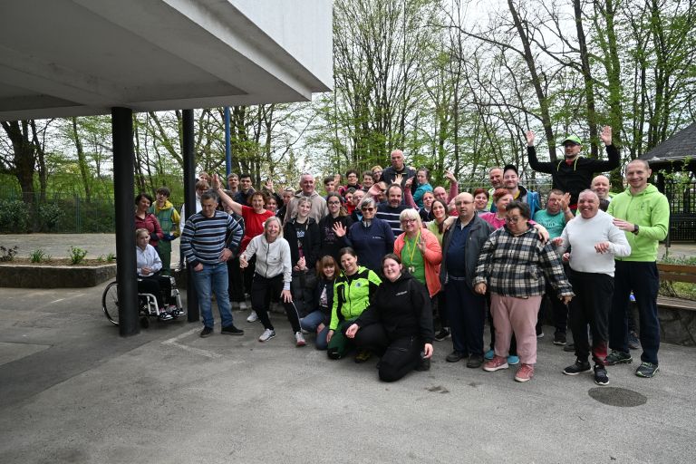 Skupinska fotografija prostovoljcev v VDC-ju.JPG