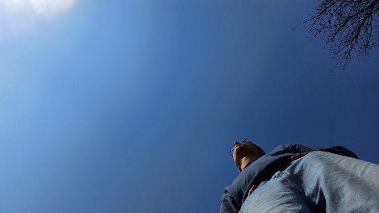 Rok Gril že pri 18 letih jasno sporoča: glasba ni le hobi, ampak njegova pot.