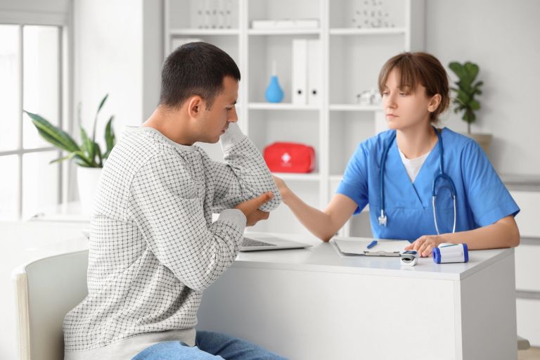 komolec, bolečine, sklep, artritis, zdravnik