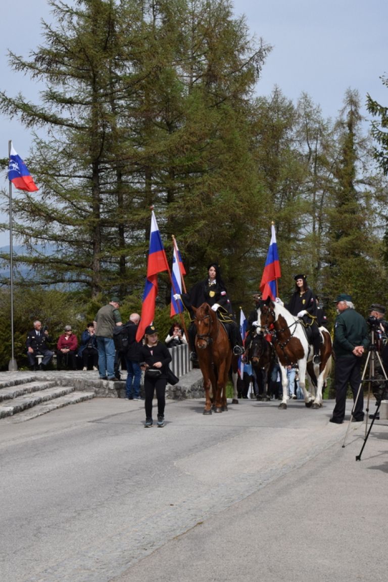 Prihod državnih zastav na prizorišče.JPG