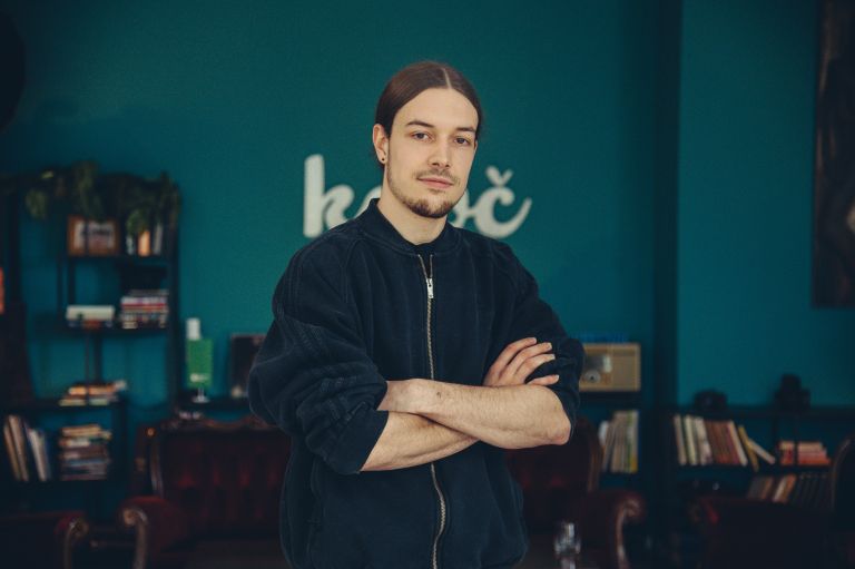 timo-kosi, kavč, podkast