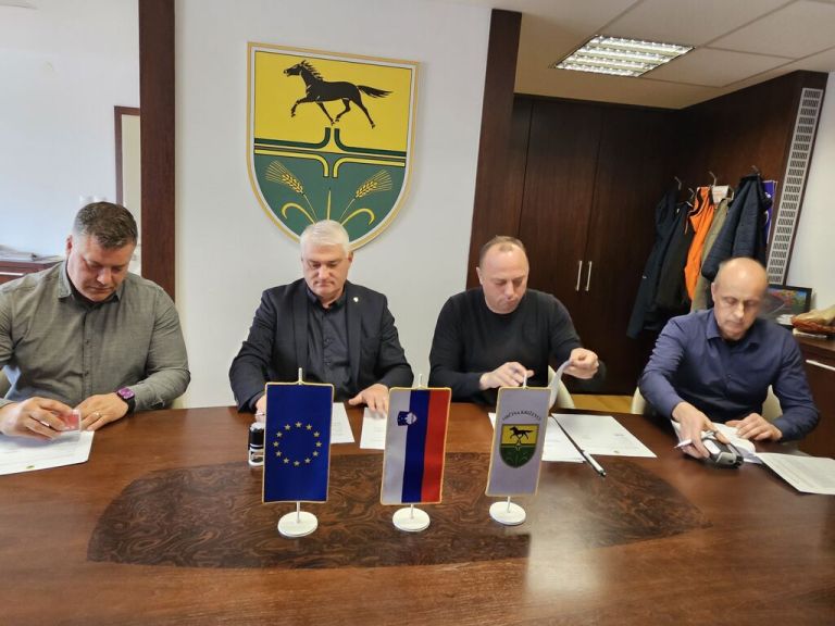 podpis-pogodbe, rekonstrukcija-cest, vodovodni-sistem