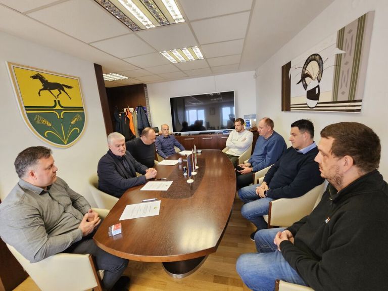 podpis-pogodbe, rekonstrukcija-cest, vodovodni-sistem