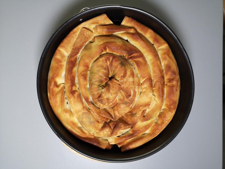 Burek iz divjih zelišč in leče