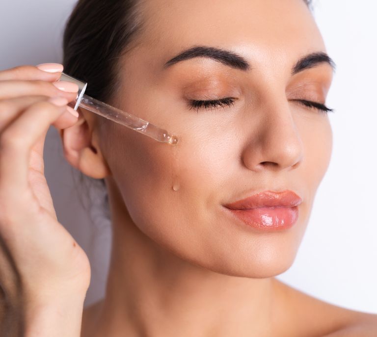 Ženska, nega kože, obraz, koža, serum, krema