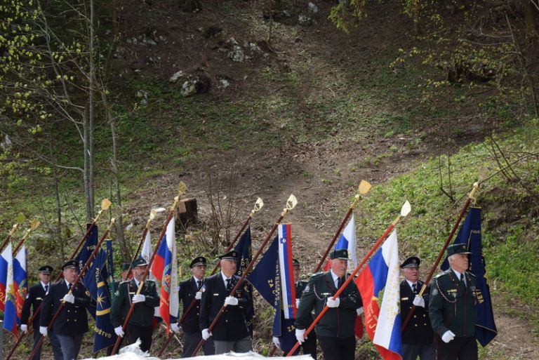 Prihod praporščakov na prireditveni prostor.JPG