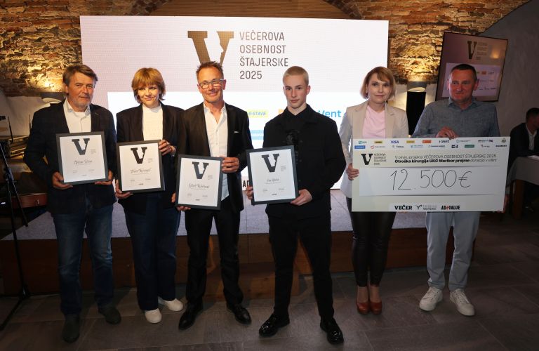 Ian Hotko (tretji na desni), Večerova osebnost Štajerske za leto 2025 po izboru bralk in bralcev, skupaj z ostalimi zmagovalci gala humanitarnega večera_Foto Sašo Bizjak Večer.jpg