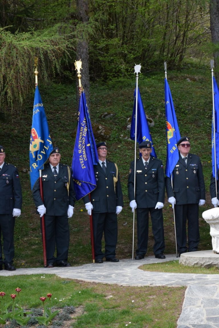 Praporščaki Zveze slovenskih častnikov.JPG