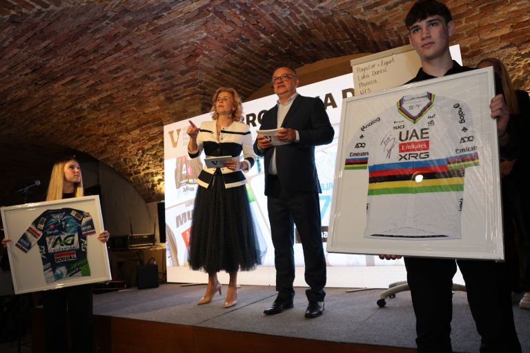 Za dresa Tadeja Pogačarja in Urške Žigart je podjetje Bauhaus odštelo 15 tisoč evrov_foto Sašo Bizjak Večer.jpg