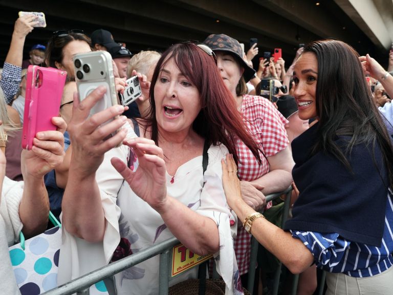 Meghan ima v Avstraliji očitno kar lepo število oboževalk in oboževalcev. Ti so naključni in ti so l