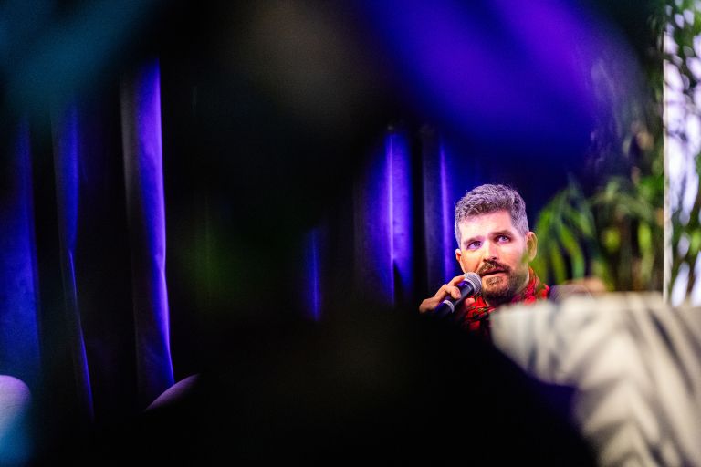 Luka Jamnik med tiskovno konferenco