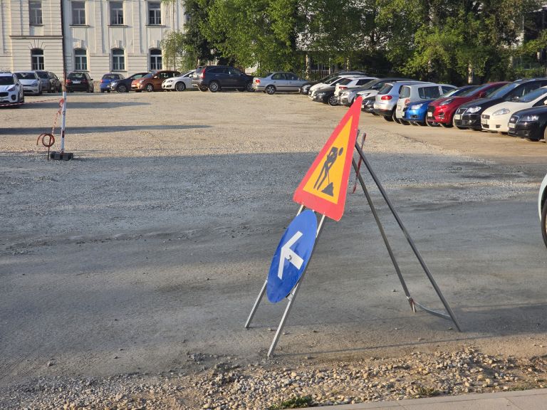 parkirišče-arhitekta-novaka, makadamsko-parkirišče