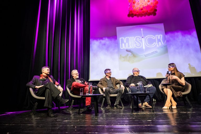 Tiskovno konferenco, na kateri sta bila tudi predstavnika založbe Mute, je moderirala Alina Juhart.
