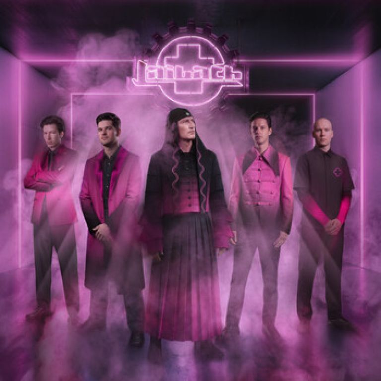 Skupina Laibach tudi z novim albumom dokazuje, da še vedno premika meje med glasbo, umetnostjo in družbenim komentarjem.