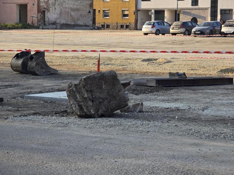 parkirišče-arhitekta-novaka, makadamsko-parkirišče