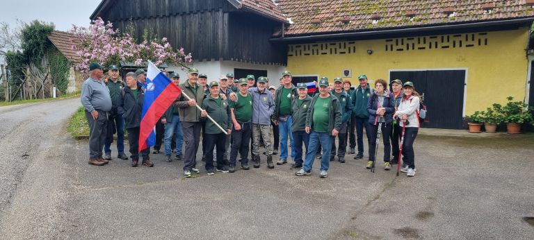 3_Pohodniki so pripravljeni na nadaljevanje pohoda.jpg