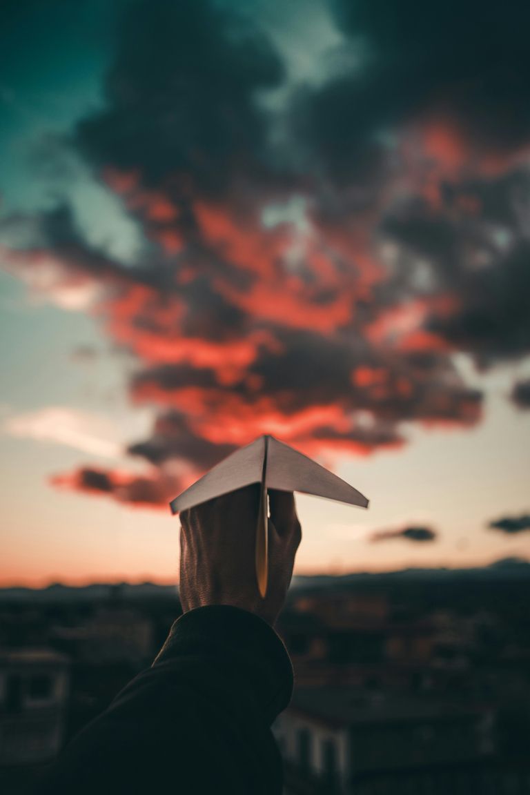 spuščanje papirnega avijončka