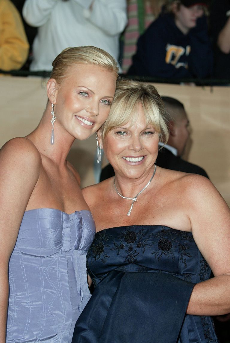 Charlize Theron z mamo ob prihodu na 10. podelitev nagrad Screen Actors Guild v Shrine Auditoriumu v Los Angelesu, 22. februarja 2004.