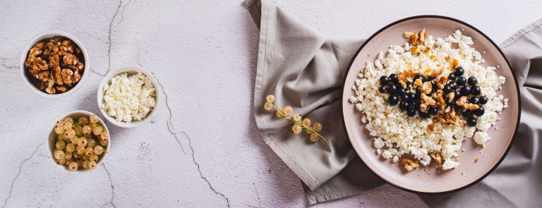 Skutin zajtrk z jagodičevjem in oreh.jpg