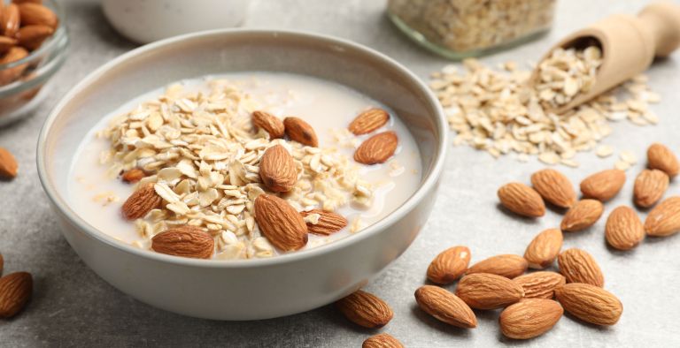 Ovsena kaša z mlekom in oreščki.jpg