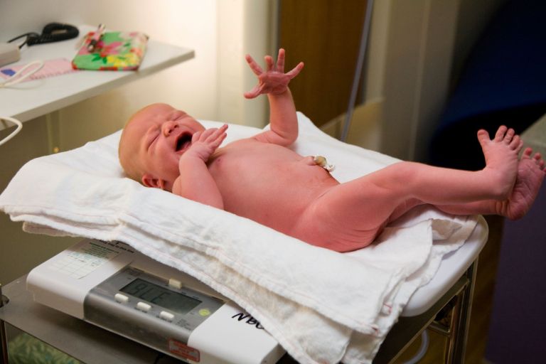 NOVOROJENČEK, TEŽA, TEHTANJE