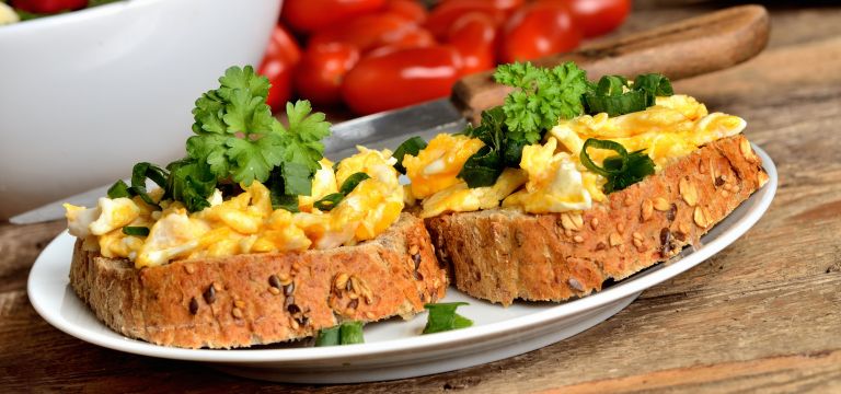 Omleta iz dveh jajc s polnozrnatim kruhom.jpg