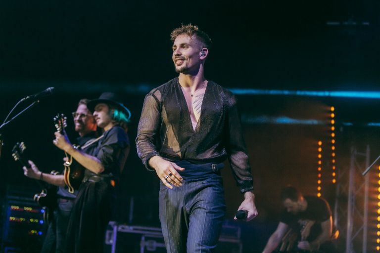 žan serčič, odpeta srajca (2).jpg