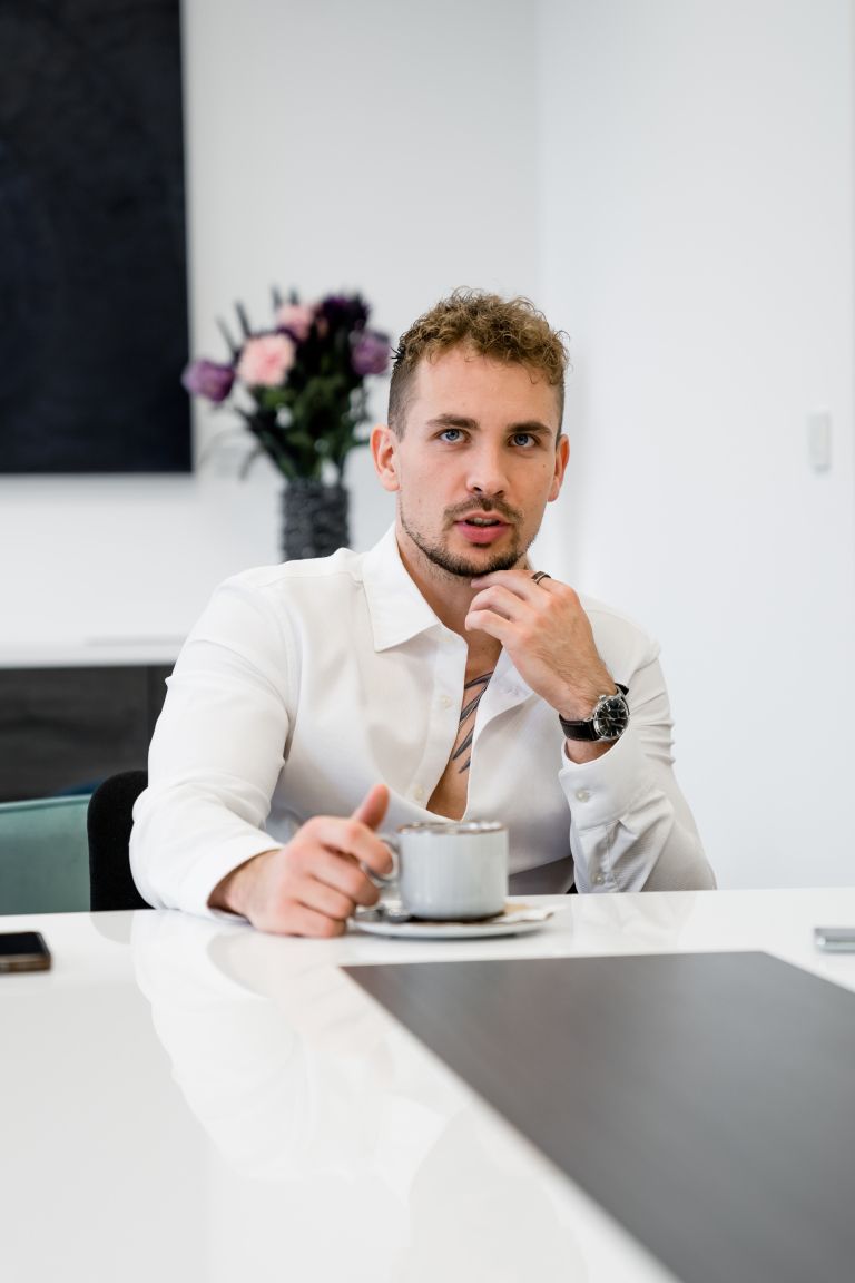 žan serčič, odpeta srajca (5).jpg