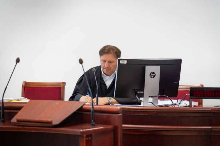 mitja-verlak, sodišče