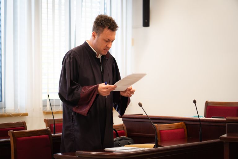 mitja-verlak, sodišče