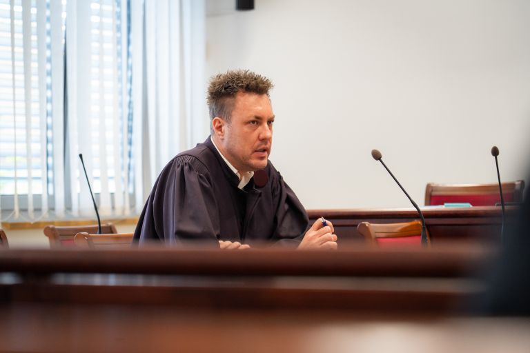 mitja-verlak, sodišče