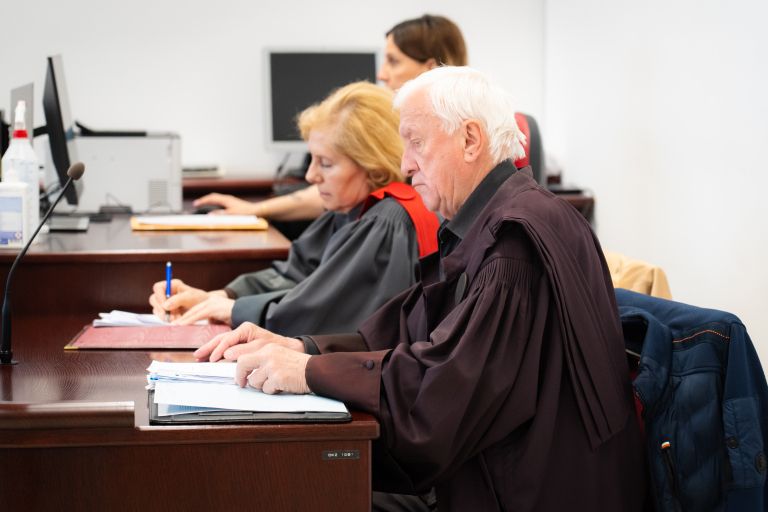 mitja-verlak, sodišče