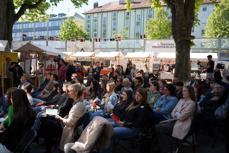 obiskovalci festival prostovljstva.jpg