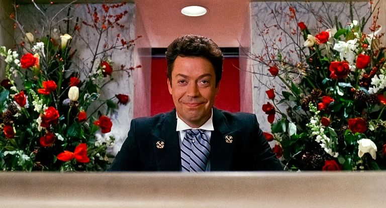 Kot prefinjeni receptor v filmu Home Alone 2: Lost in New York (Sam doma 2: Izgubljen v New Yorku) je pokazal tudi svojo komično plat.