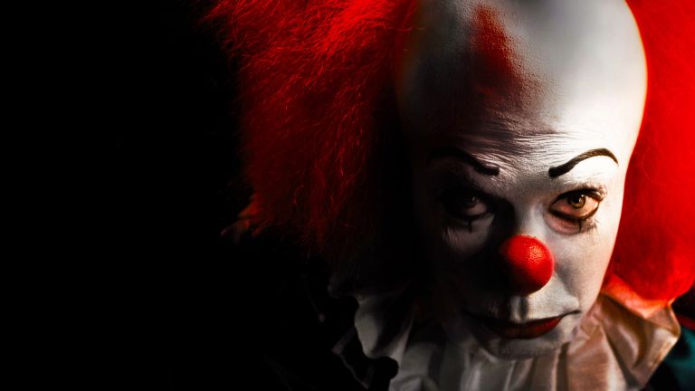 Prvi Pennywise v izvedbi Tim Curry je bil na videz skoraj nedolžen klovn, prav zato pa še toliko bolj srhljiv.