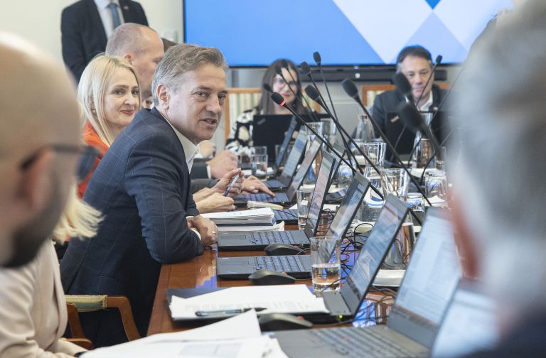 UV golob zadnja seja vlade Katja Kodba STA.jpg