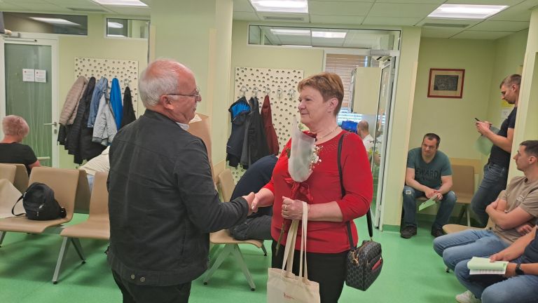 Predsednik KORK Šmarjeta Janez Turk čestita Mariji Zalokar.jpg
