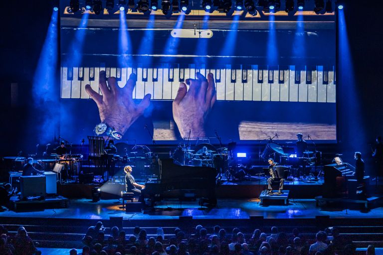 “A Storm in a Teacup” ni le album, temveč premišljeno zvočno potovanje – osebna izpoved z razsežnost