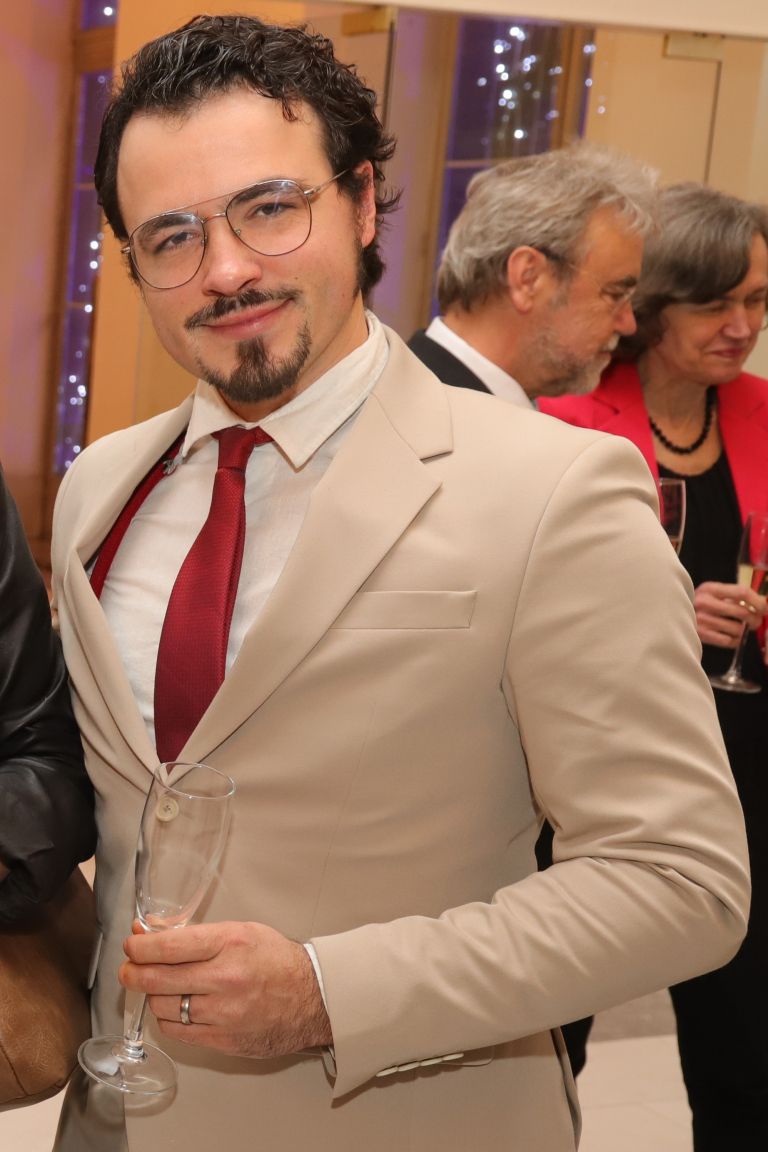 anze sustar - ms, samo tip v svetli obleki.jpg