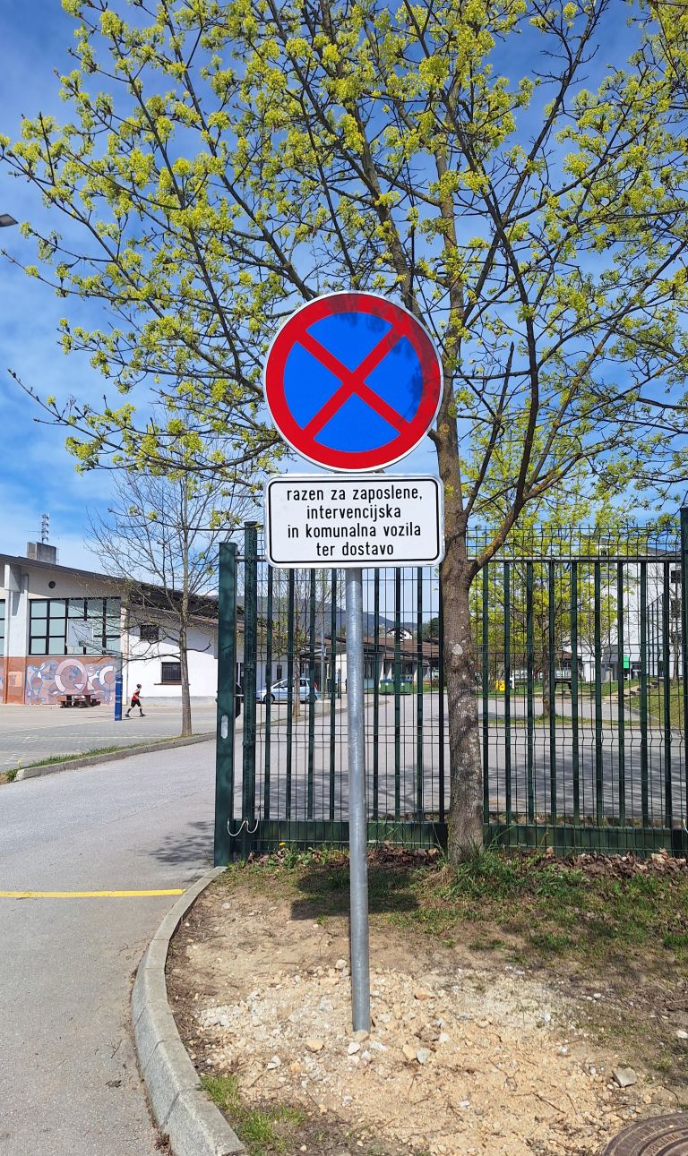 Gimnazija Litija parkiranje.jpg