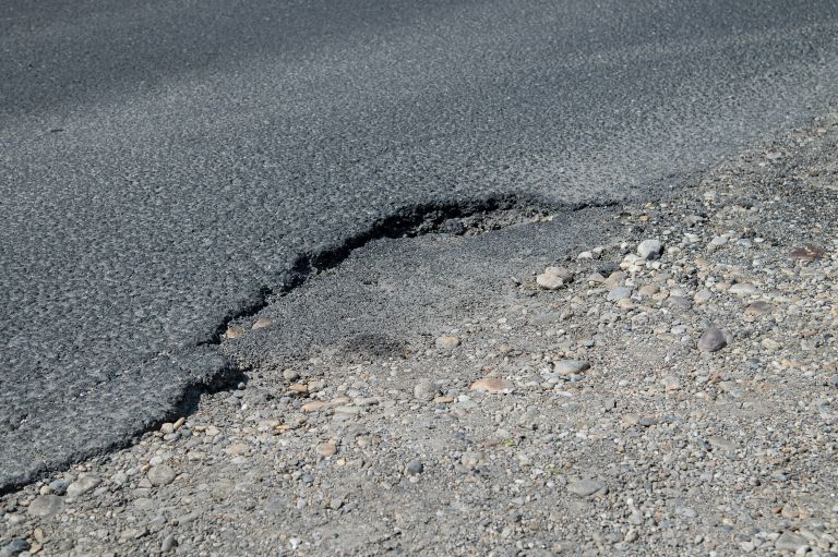 parkirišče-btc, poškodovano-vozišče, poškodovan-asfalt, udarne-jame
