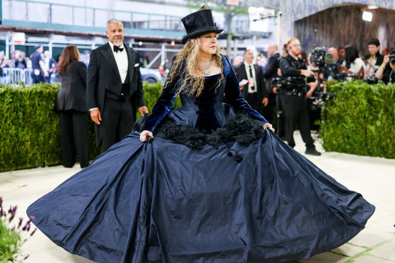 Stevie Nicks danes: po desetletjih izgub in zmag še vedno največja teatralna prikazen rocka.