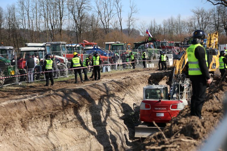 kanal c0 gradnja protest.JPG