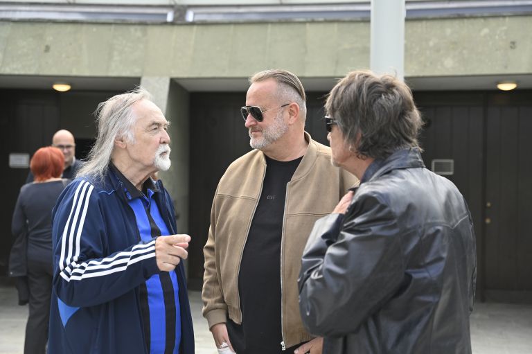Od glasbene legende so se prišli poslovit številni znani obrazi, s katerimi je nekoč soustvarjal dom