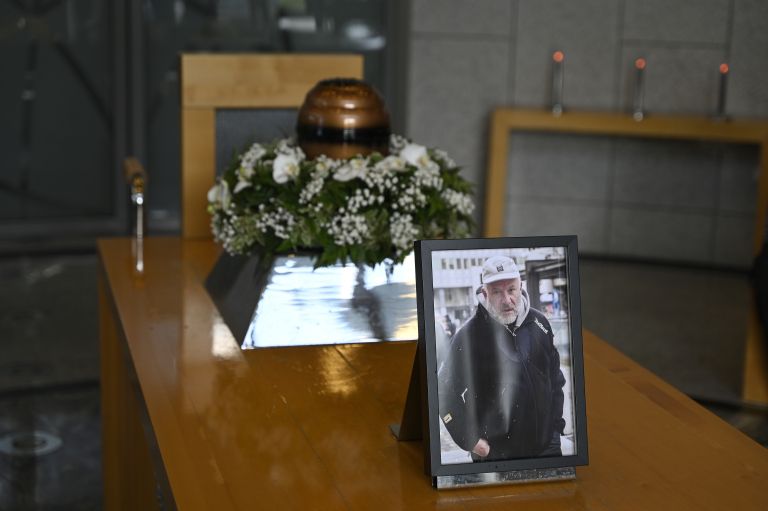 Žara in portret legendarnega šovmena. Obkrožen s cvetjem in glasbo je odšel človek, ki je bil srečen