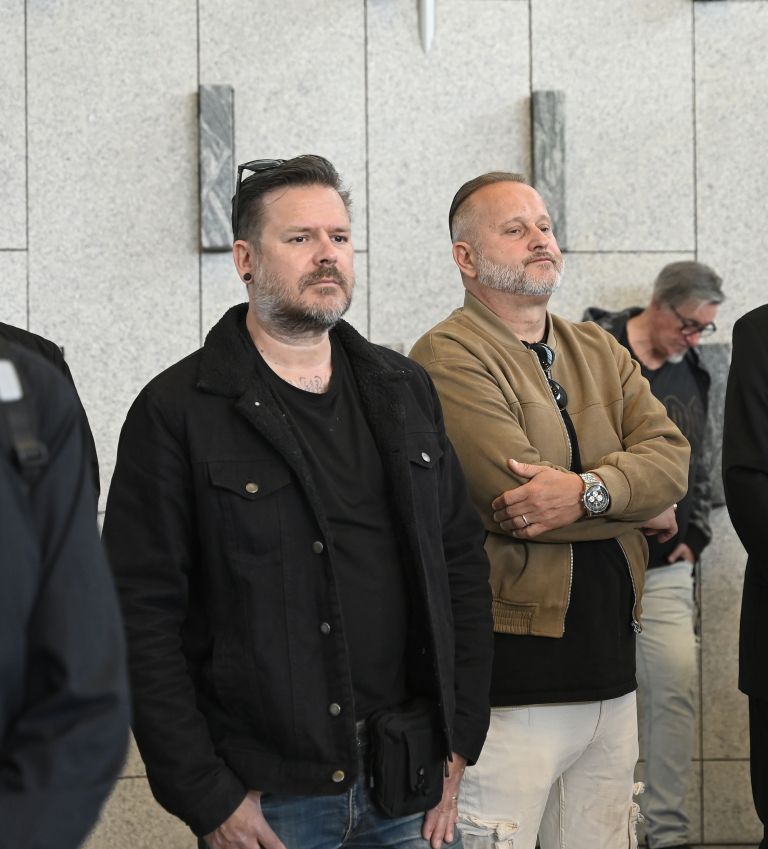 Glasbenika Sergej Pobegajlo in Miki Vlahovič med zbranimi prijatelji, ki so v mislih še zadnjič odta